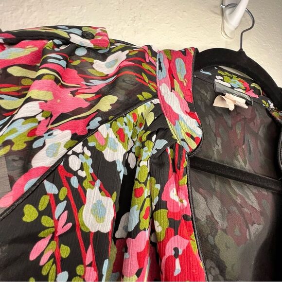 Elegant Floral V-Neck Blouse - Red and Black - Picture 7 of 7